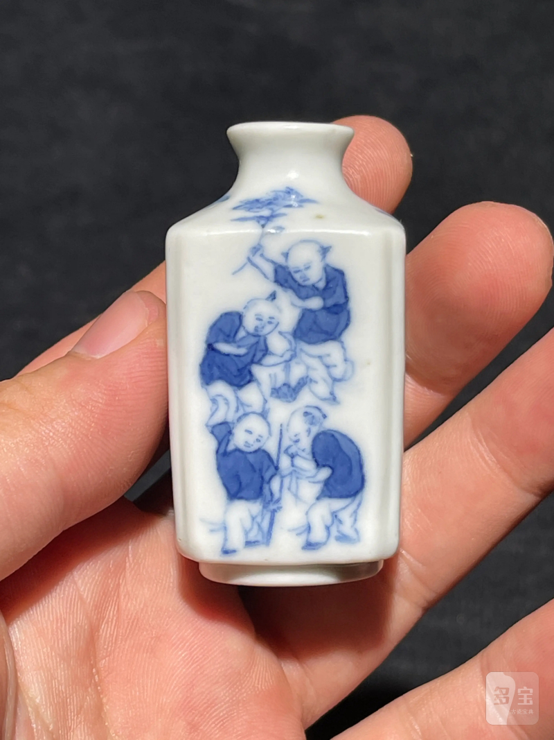 清道光 青花婴戏纹四方倭角鼻烟壶 - 图2